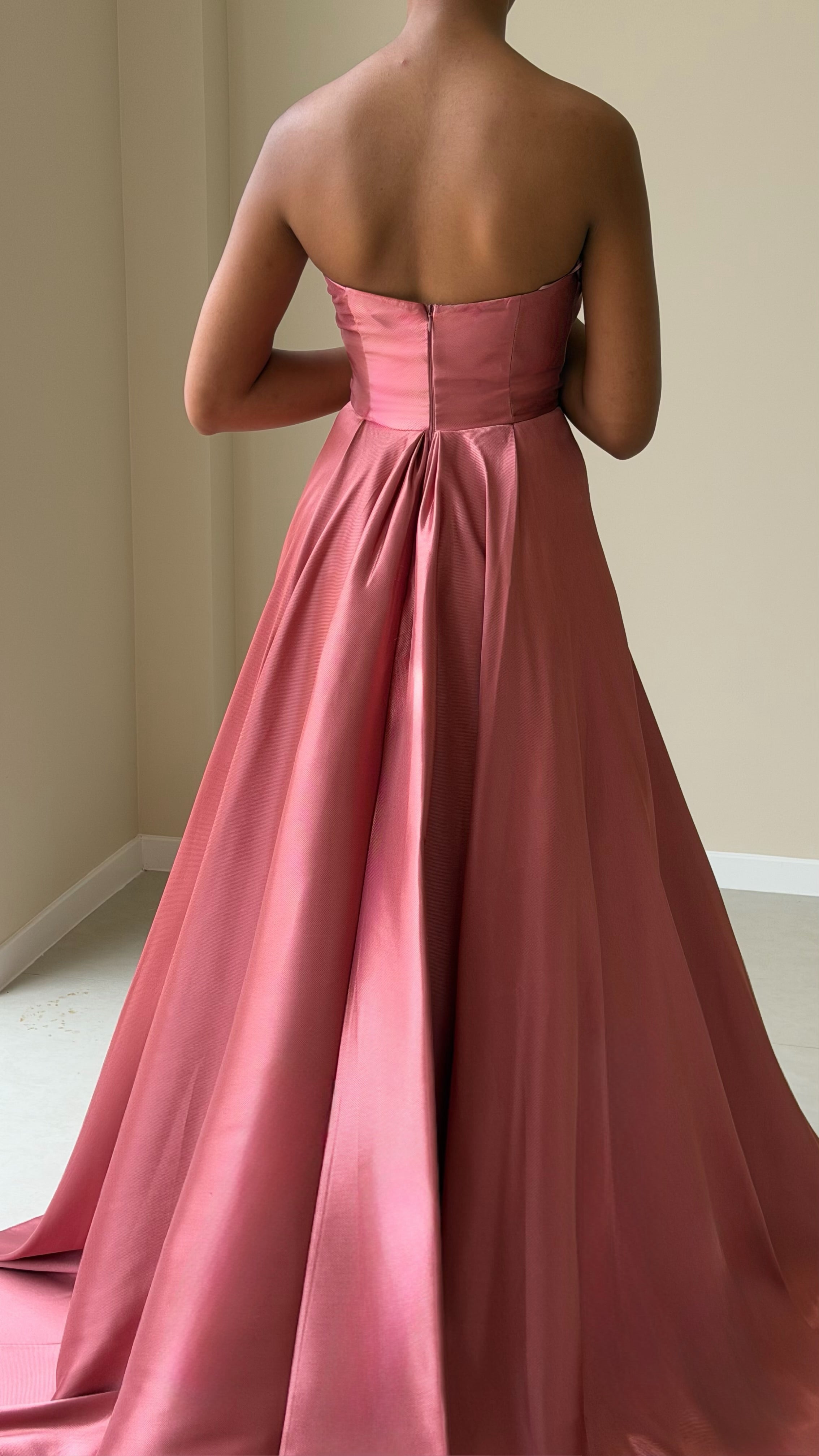 Das Aara-Kleid